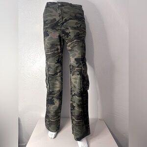 Camouflage cargo pants - green sz 6